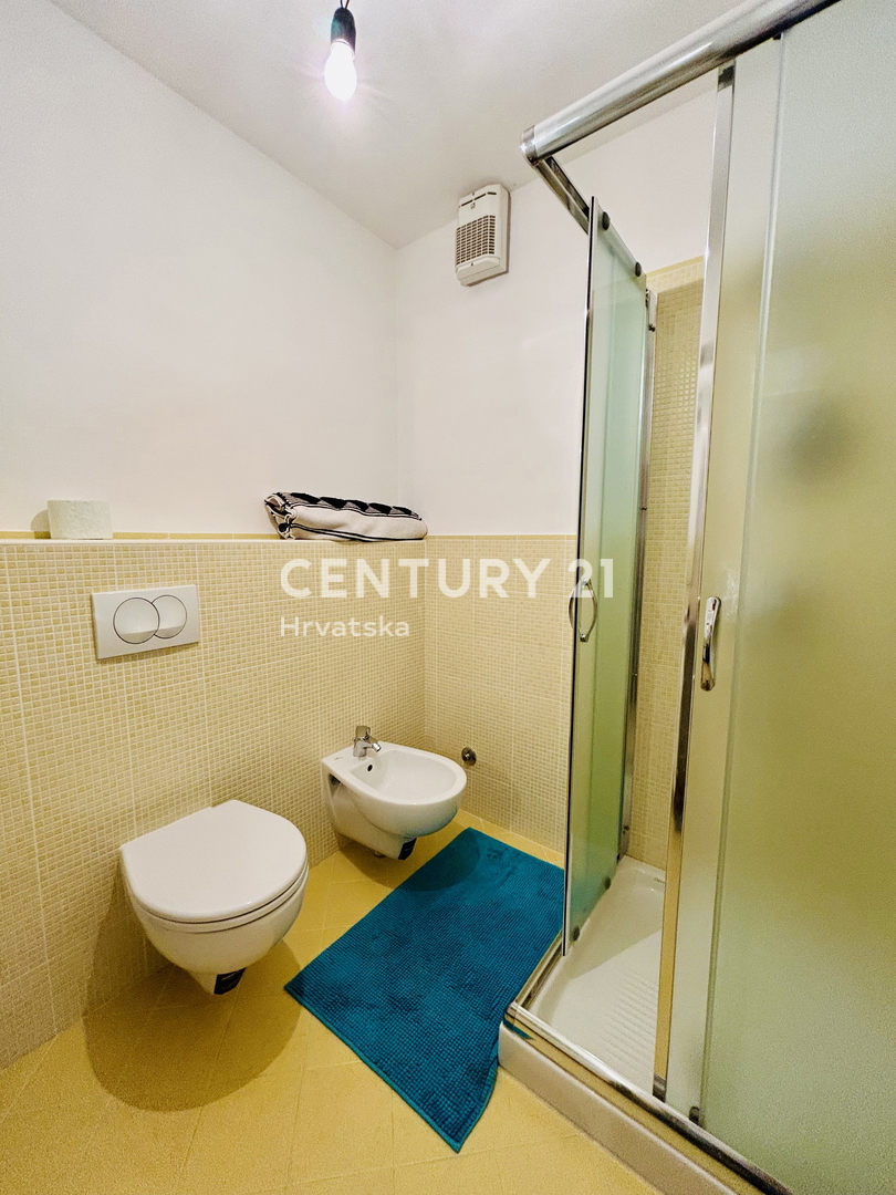 BRTONIGLA, ZONA RESIDENZIALE, APPARTAMENTO DUE LOCALI A SOLI 5 KM DAL MARE