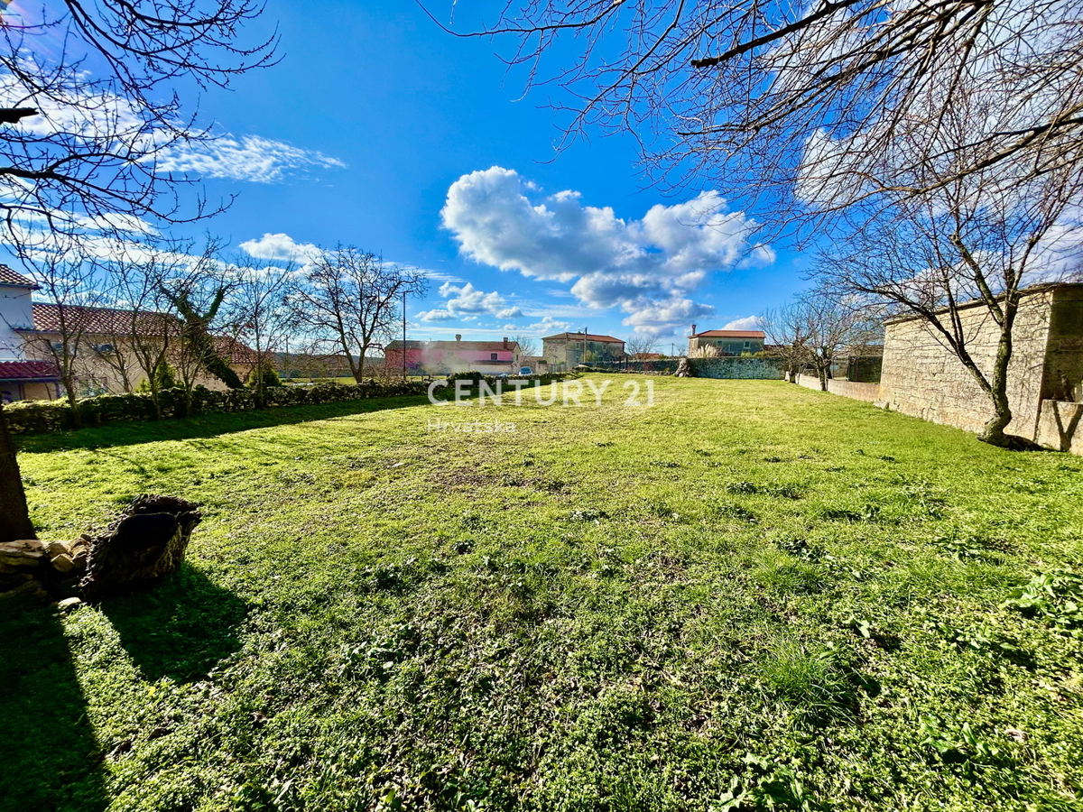 POREČ, DINTORNI, TERRENO EDIFICABILE ATTRATTIVO IN POSIZIONE TOP