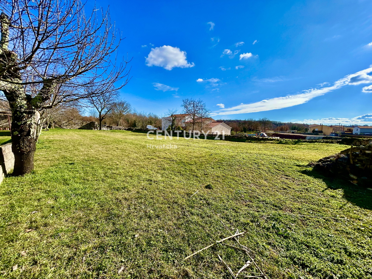 POREČ, DINTORNI, TERRENO EDIFICABILE ATTRATTIVO IN POSIZIONE TOP