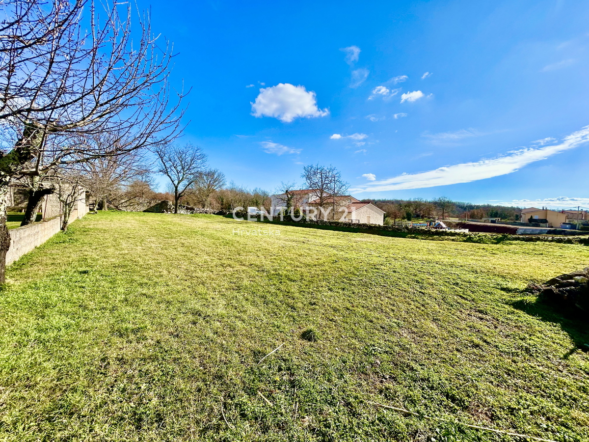 POREČ, DINTORNI, TERRENO EDIFICABILE ATTRATTIVO IN POSIZIONE TOP