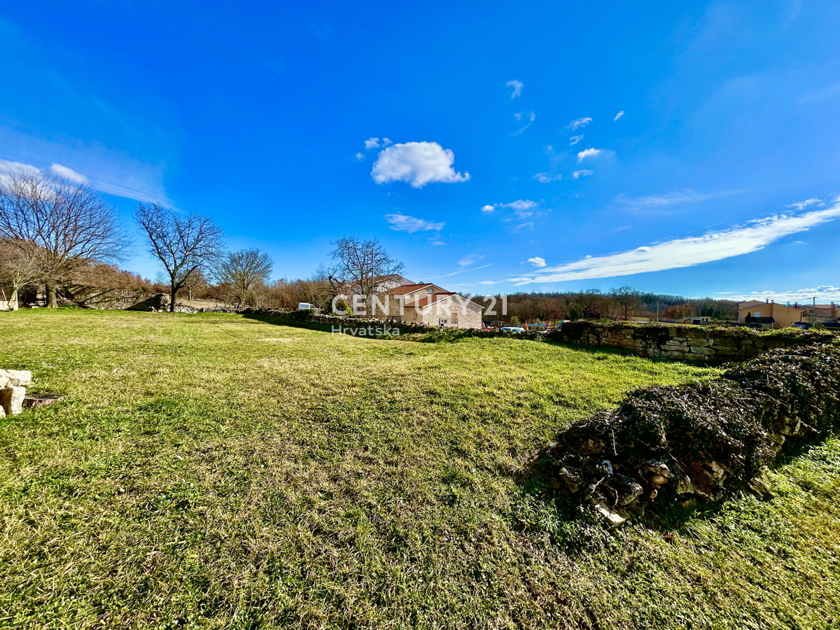 POREČ, DINTORNI, TERRENO EDIFICABILE ATTRATTIVO IN POSIZIONE TOP