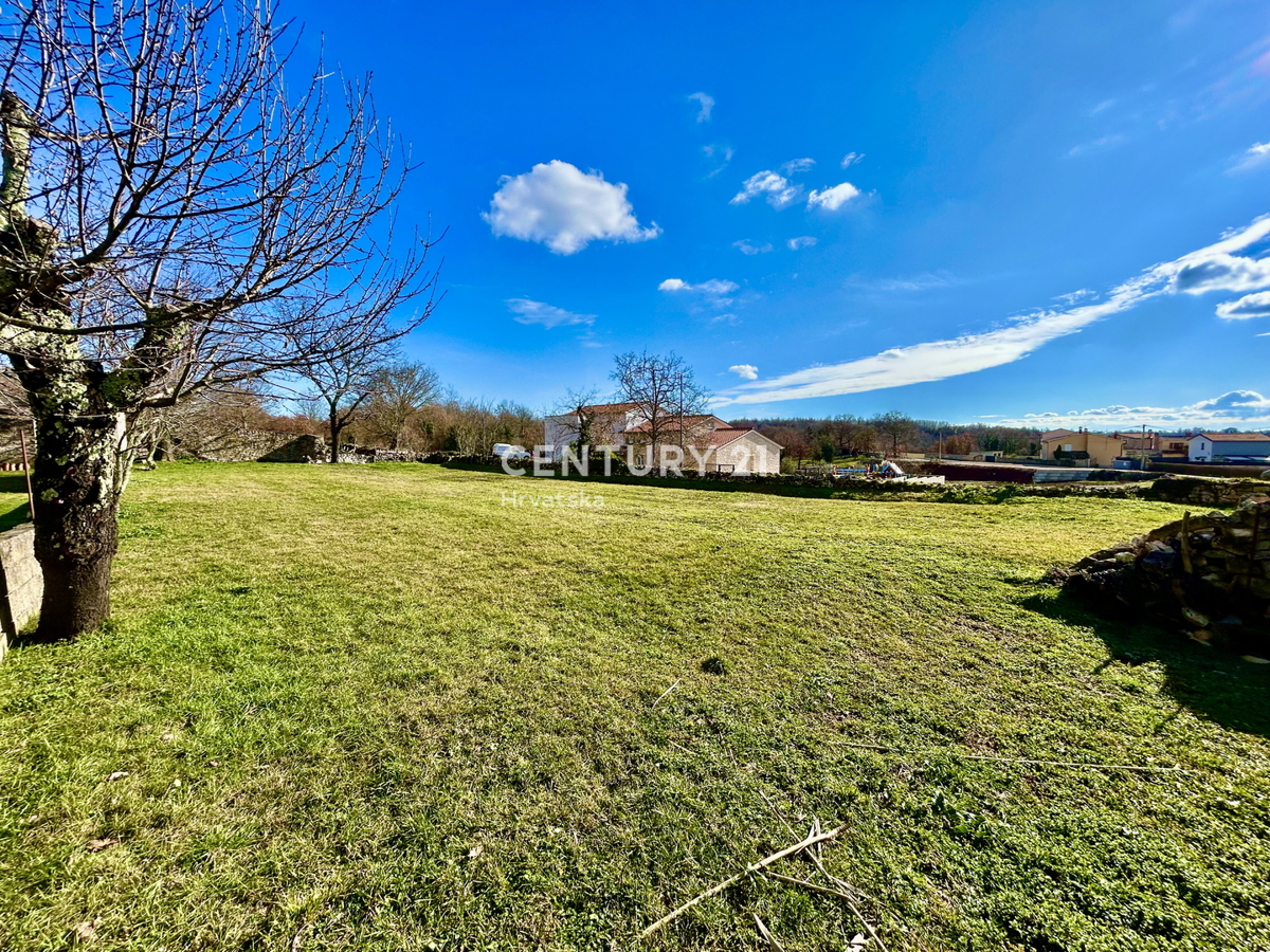 POREČ, DINTORNI, TERRENO EDIFICABILE ATTRATTIVO IN POSIZIONE TOP