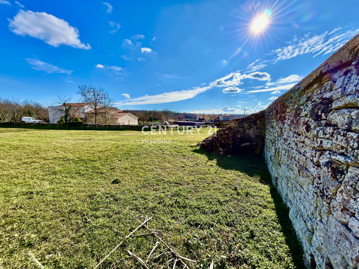 POREČ, DINTORNI, TERRENO EDIFICABILE ATTRATTIVO IN POSIZIONE TOP