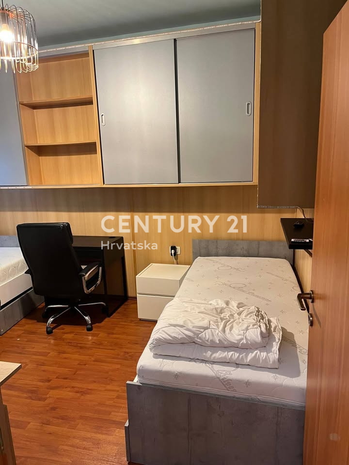 POREČ, VENDESI APPARTAMENTO DUE LOCALI, CENTRO CITTÀ A 100 M DAL MARE