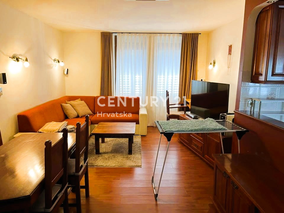 POREČ, VENDESI APPARTAMENTO DUE LOCALI, CENTRO CITTÀ A 100 M DAL MARE