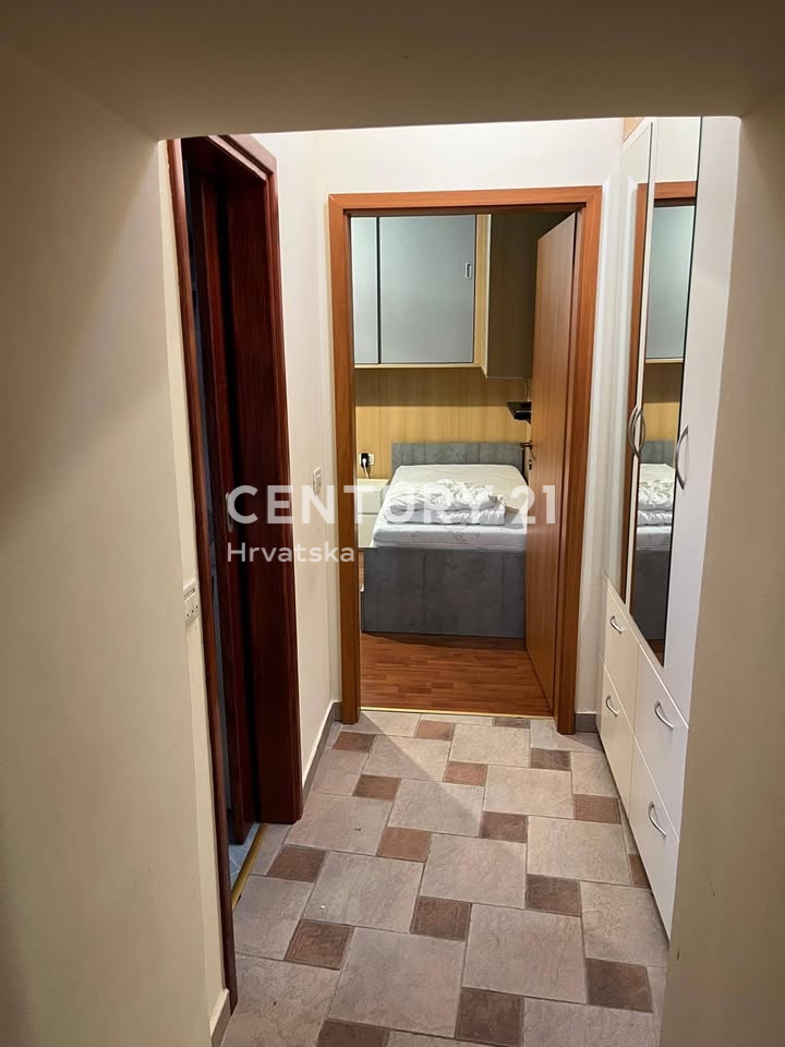 POREČ, VENDESI APPARTAMENTO DUE LOCALI, CENTRO CITTÀ A 100 M DAL MARE