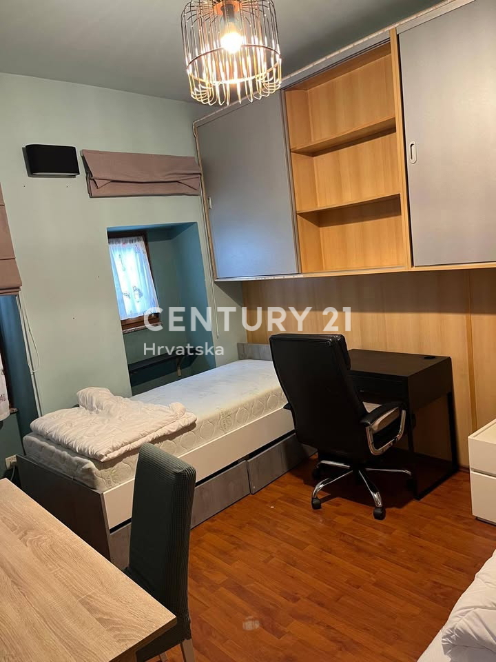 POREČ, VENDESI APPARTAMENTO DUE LOCALI, CENTRO CITTÀ A 100 M DAL MARE