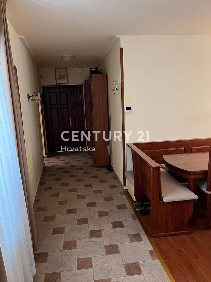 POREČ, VENDESI APPARTAMENTO DUE LOCALI, CENTRO CITTÀ A 100 M DAL MARE