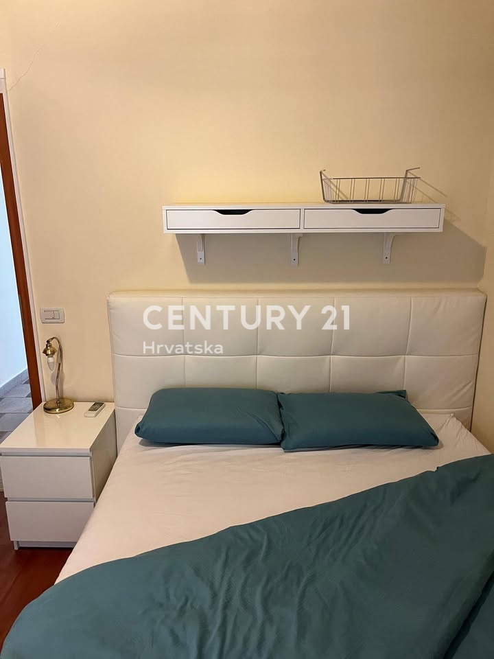 POREČ, VENDESI APPARTAMENTO DUE LOCALI, CENTRO CITTÀ A 100 M DAL MARE