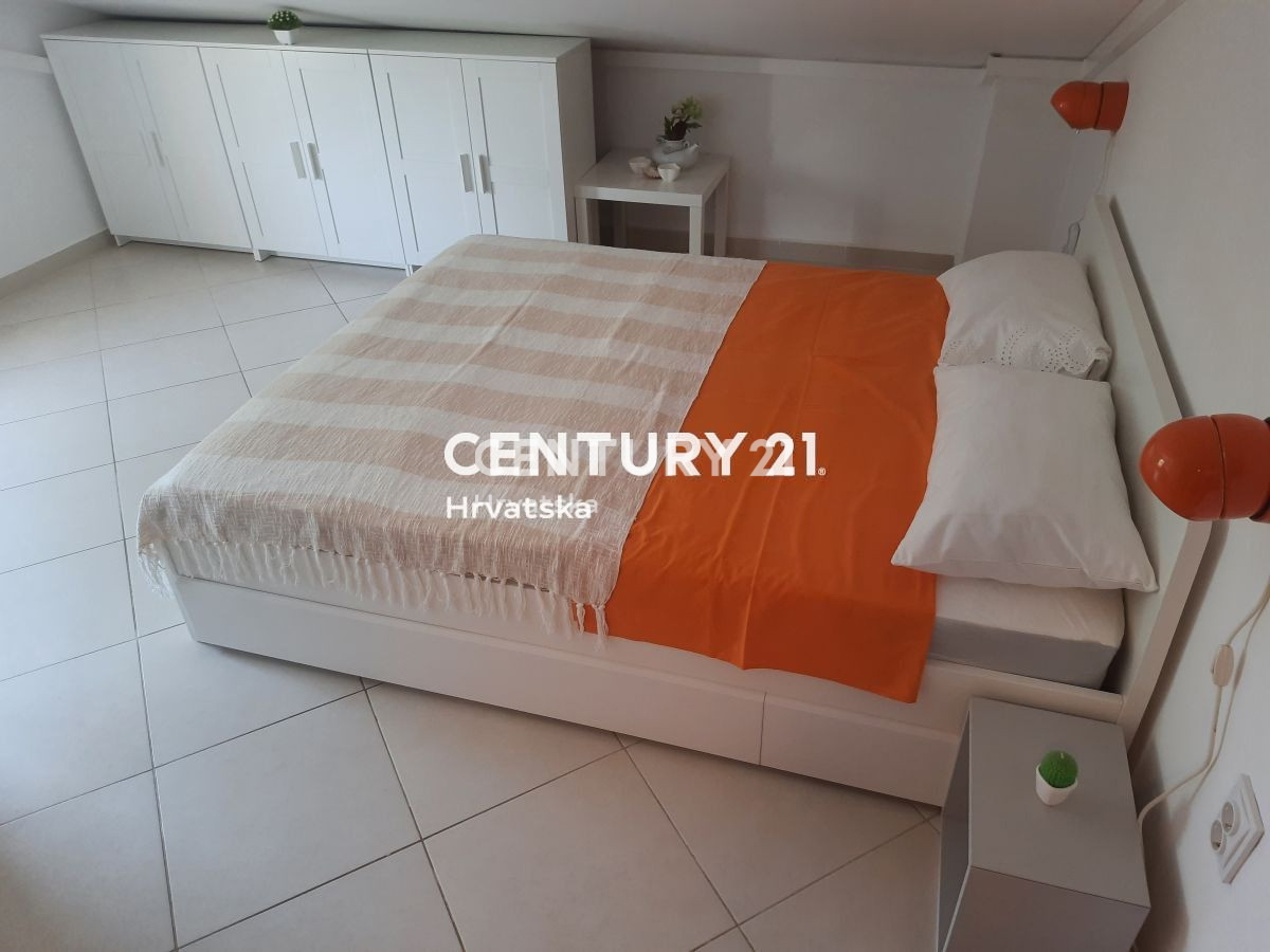 POREČ, APPARTAMENTO IN VENDITA - DUE IN UNO CON TERRAZZA