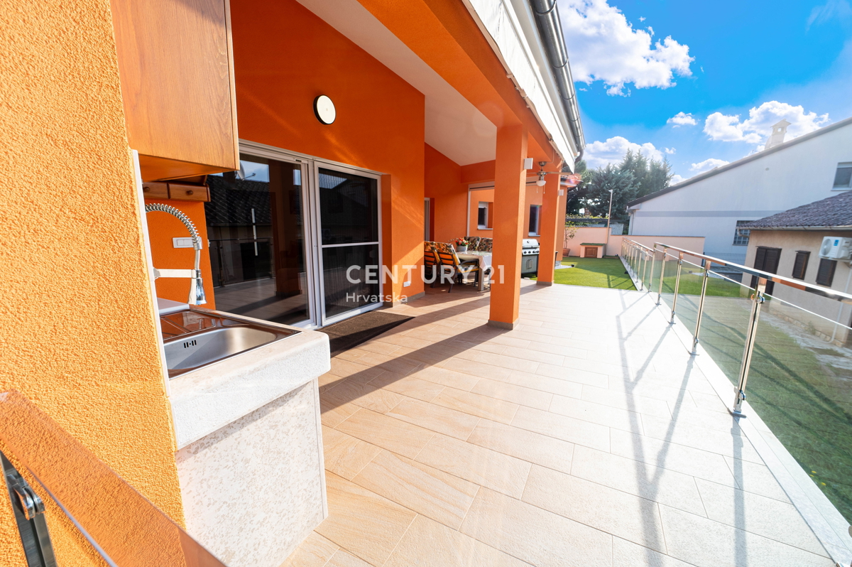 NOVIGRAD, VILLA CON PISCINA, A 50 METRI DAL MARE E CON SPLENDIDA VISTA MARE