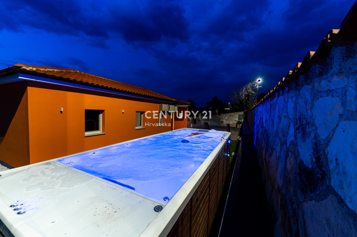 NOVIGRAD, VILLA CON PISCINA, A 50 METRI DAL MARE E CON SPLENDIDA VISTA MARE