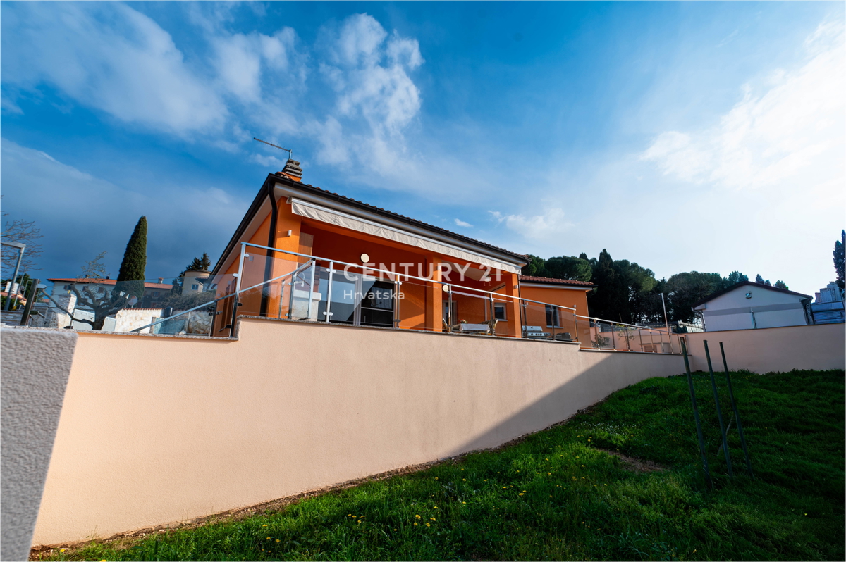 NOVIGRAD, VILLA CON PISCINA, A 50 METRI DAL MARE E CON SPLENDIDA VISTA MARE