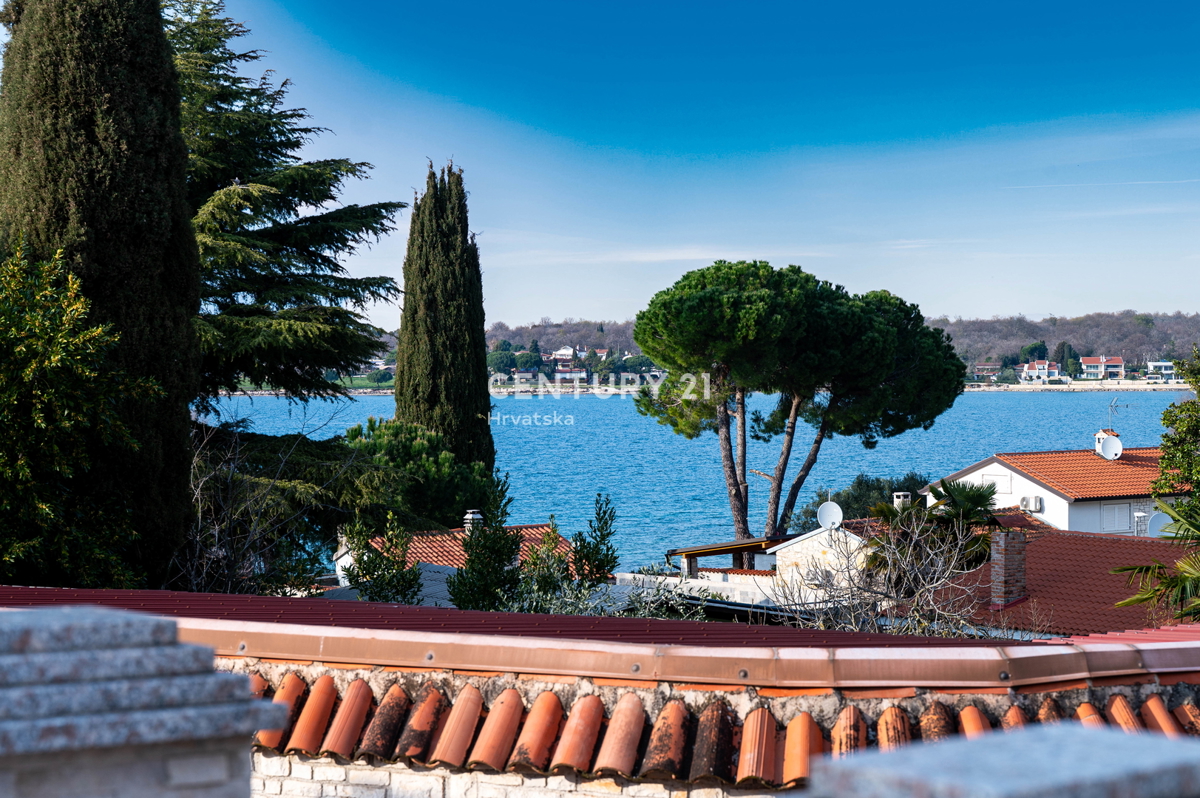 NOVIGRAD, VILLA CON PISCINA, A 50 METRI DAL MARE E CON SPLENDIDA VISTA MARE