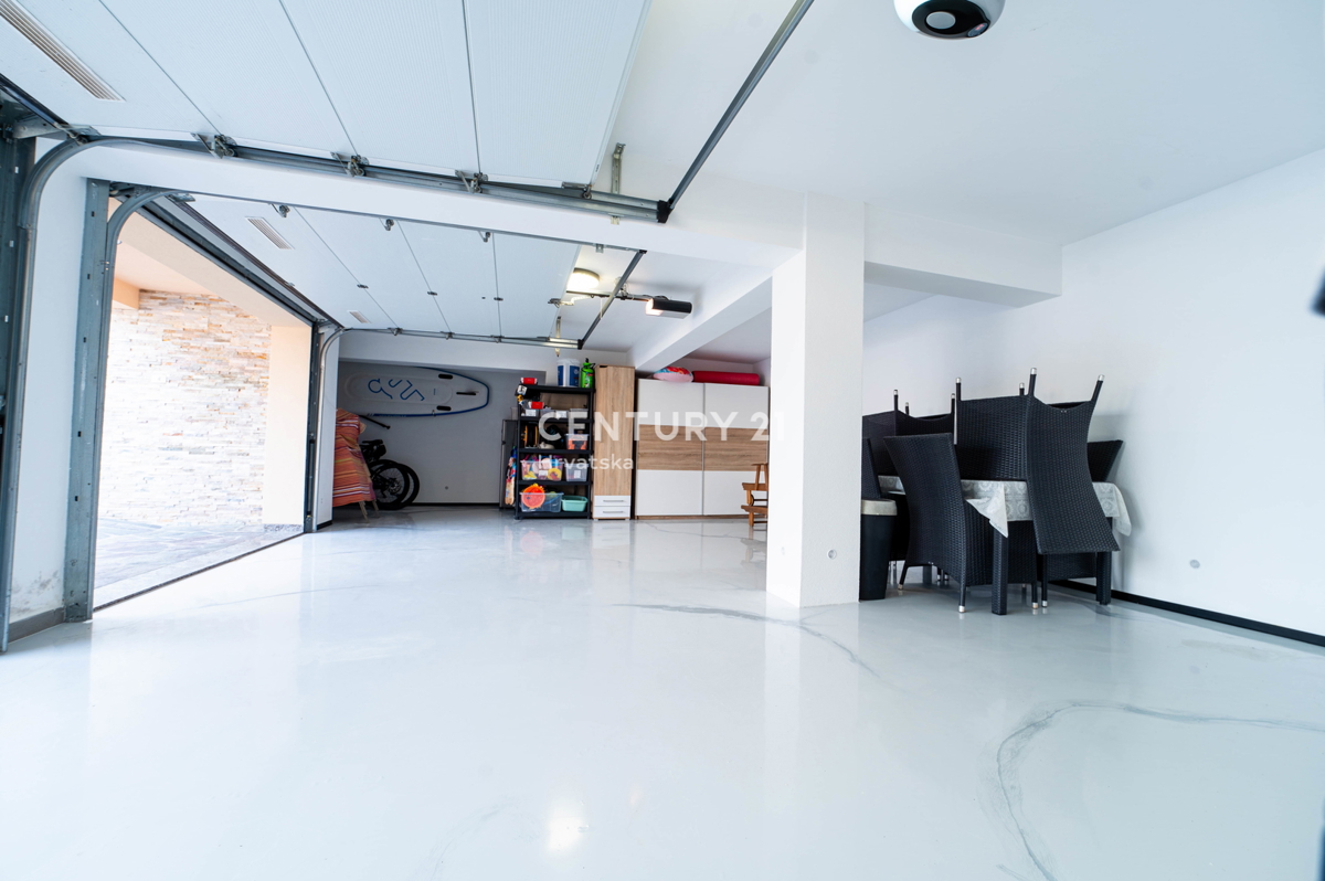 NOVIGRAD, VILLA CON PISCINA, A 50 METRI DAL MARE E CON SPLENDIDA VISTA MARE