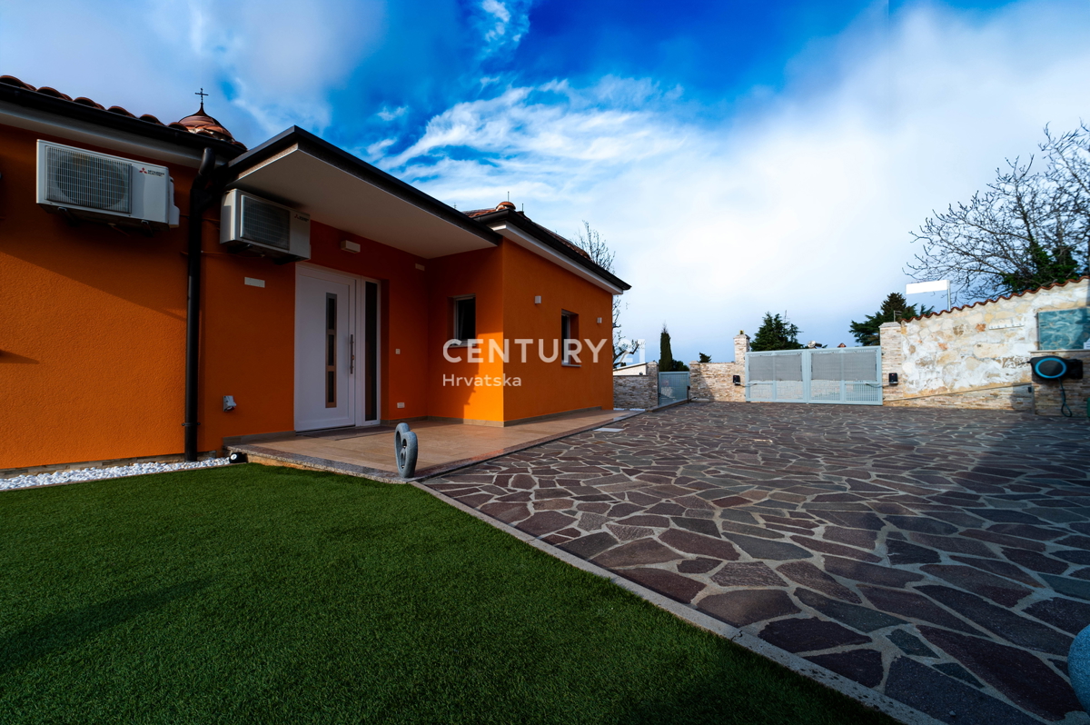 NOVIGRAD, VILLA CON PISCINA, A 50 METRI DAL MARE E CON SPLENDIDA VISTA MARE