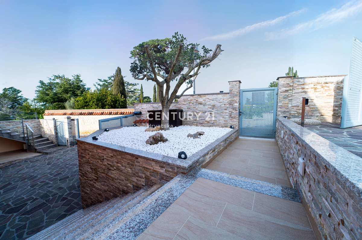 NOVIGRAD, VILLA CON PISCINA, A 50 METRI DAL MARE E CON SPLENDIDA VISTA MARE