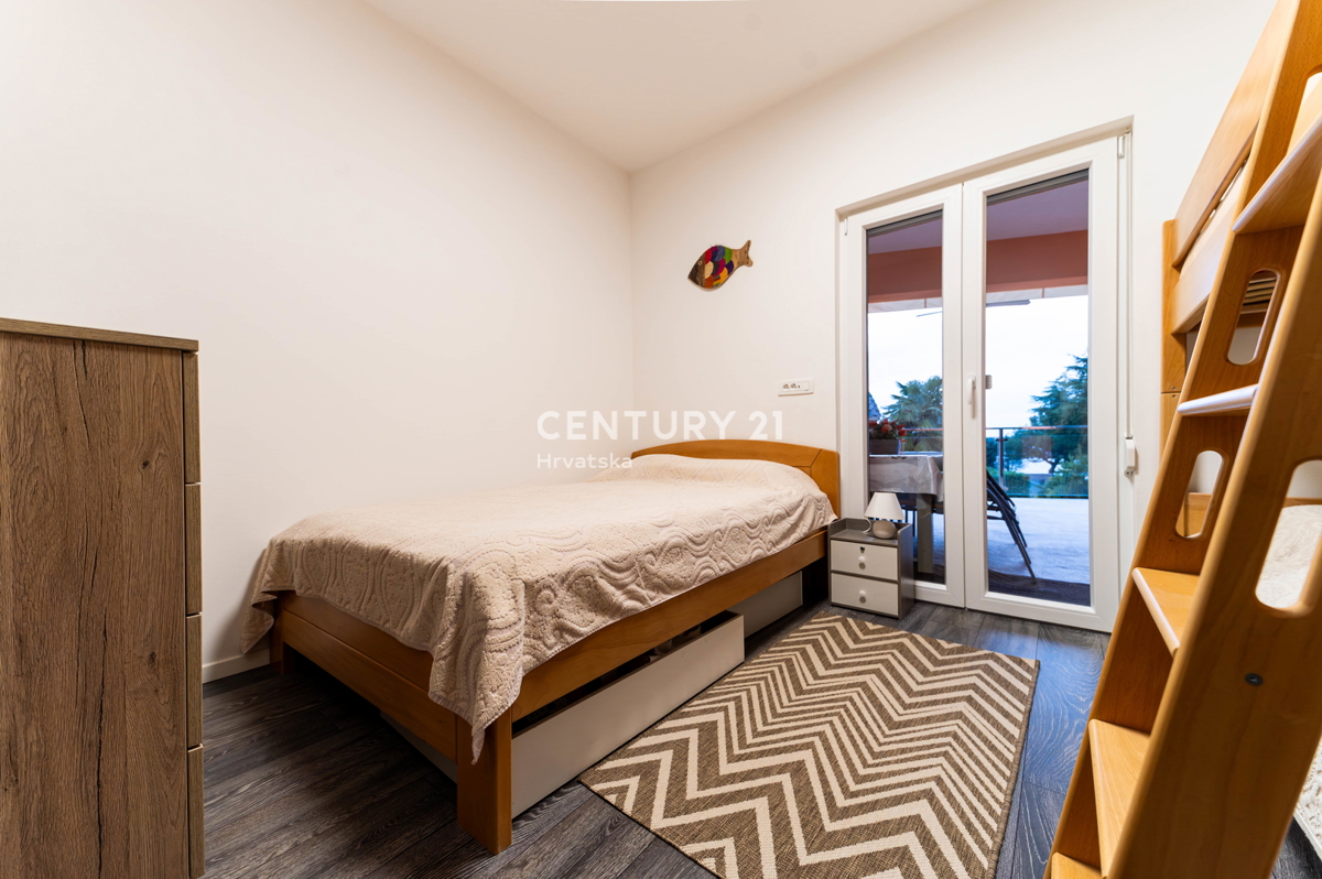 NOVIGRAD, VILLA CON PISCINA, A 50 METRI DAL MARE E CON SPLENDIDA VISTA MARE