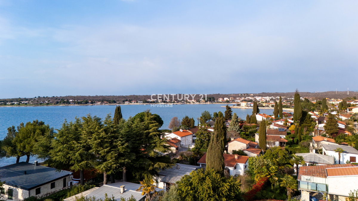 NOVIGRAD, VILLA CON PISCINA, A 50 METRI DAL MARE E CON SPLENDIDA VISTA MARE