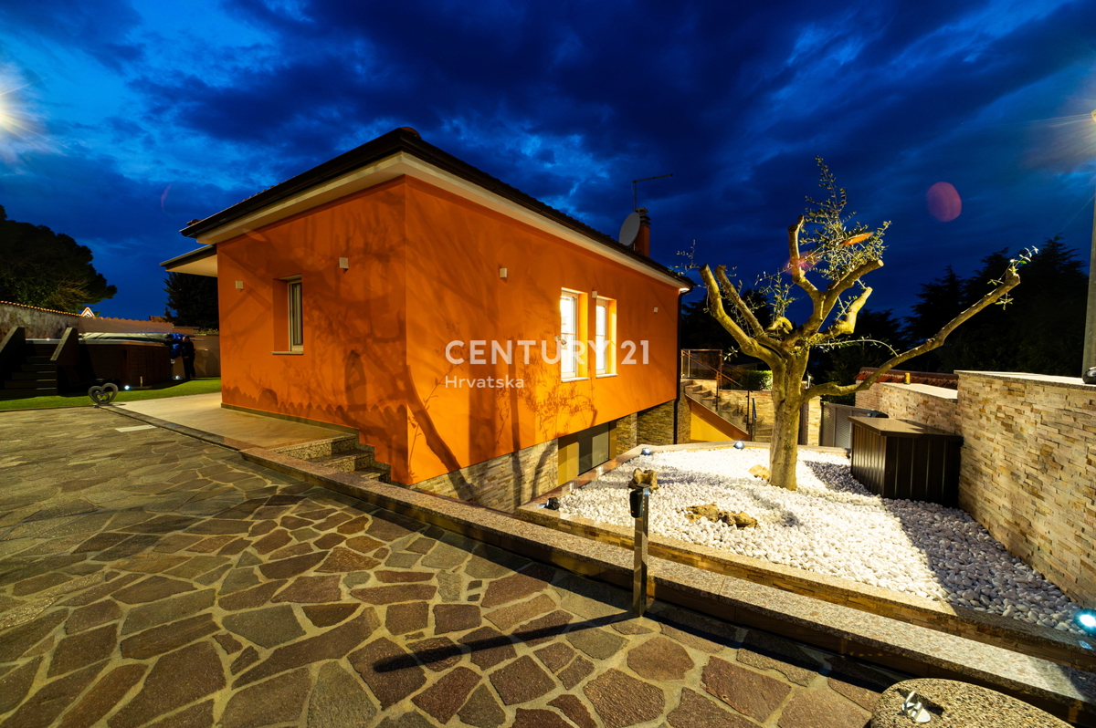 NOVIGRAD, VILLA CON PISCINA, A 50 METRI DAL MARE E CON SPLENDIDA VISTA MARE