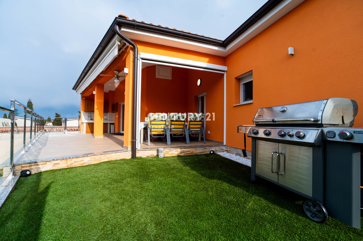 NOVIGRAD, VILLA CON PISCINA, A 50 METRI DAL MARE E CON SPLENDIDA VISTA MARE