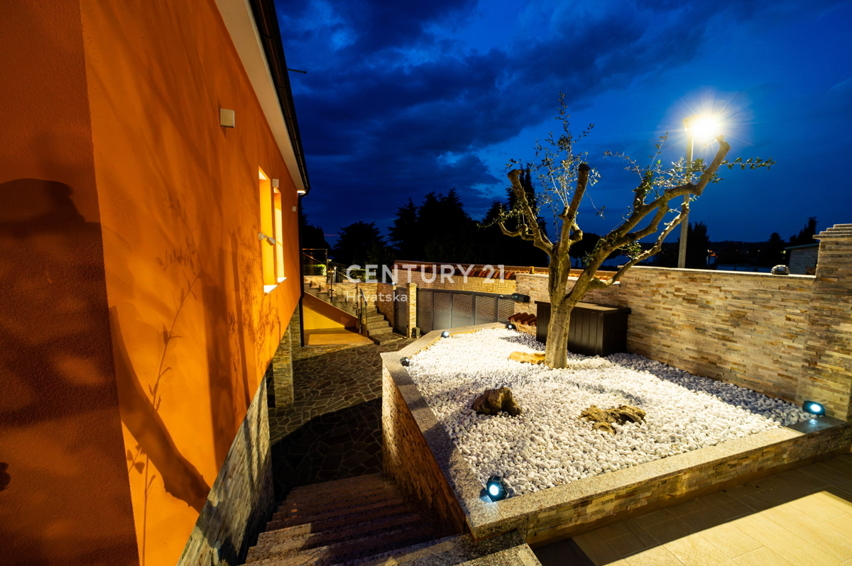 NOVIGRAD, VILLA CON PISCINA, A 50 METRI DAL MARE E CON SPLENDIDA VISTA MARE