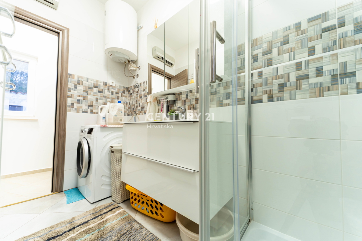 NOVIGRAD, VILLA CON PISCINA, A 50 METRI DAL MARE E CON SPLENDIDA VISTA MARE