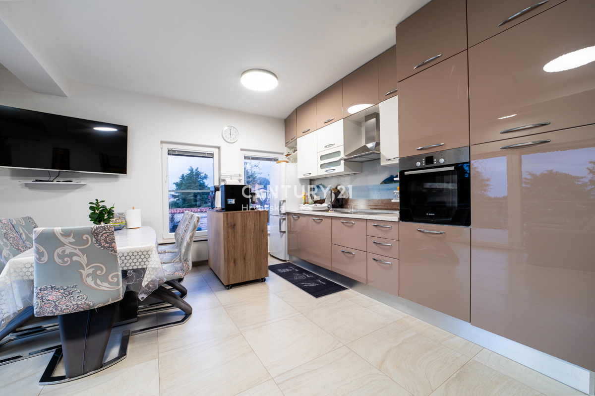 NOVIGRAD, VILLA CON PISCINA, A 50 METRI DAL MARE E CON SPLENDIDA VISTA MARE