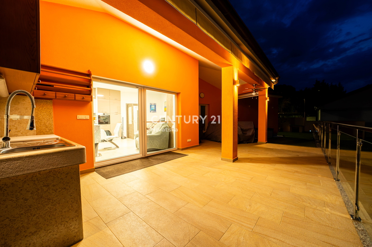 NOVIGRAD, VILLA CON PISCINA, A 50 METRI DAL MARE E CON SPLENDIDA VISTA MARE