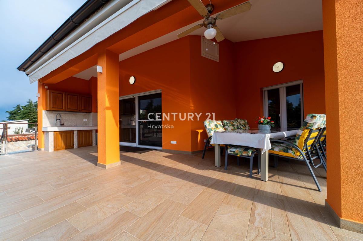 NOVIGRAD, VILLA CON PISCINA, A 50 METRI DAL MARE E CON SPLENDIDA VISTA MARE