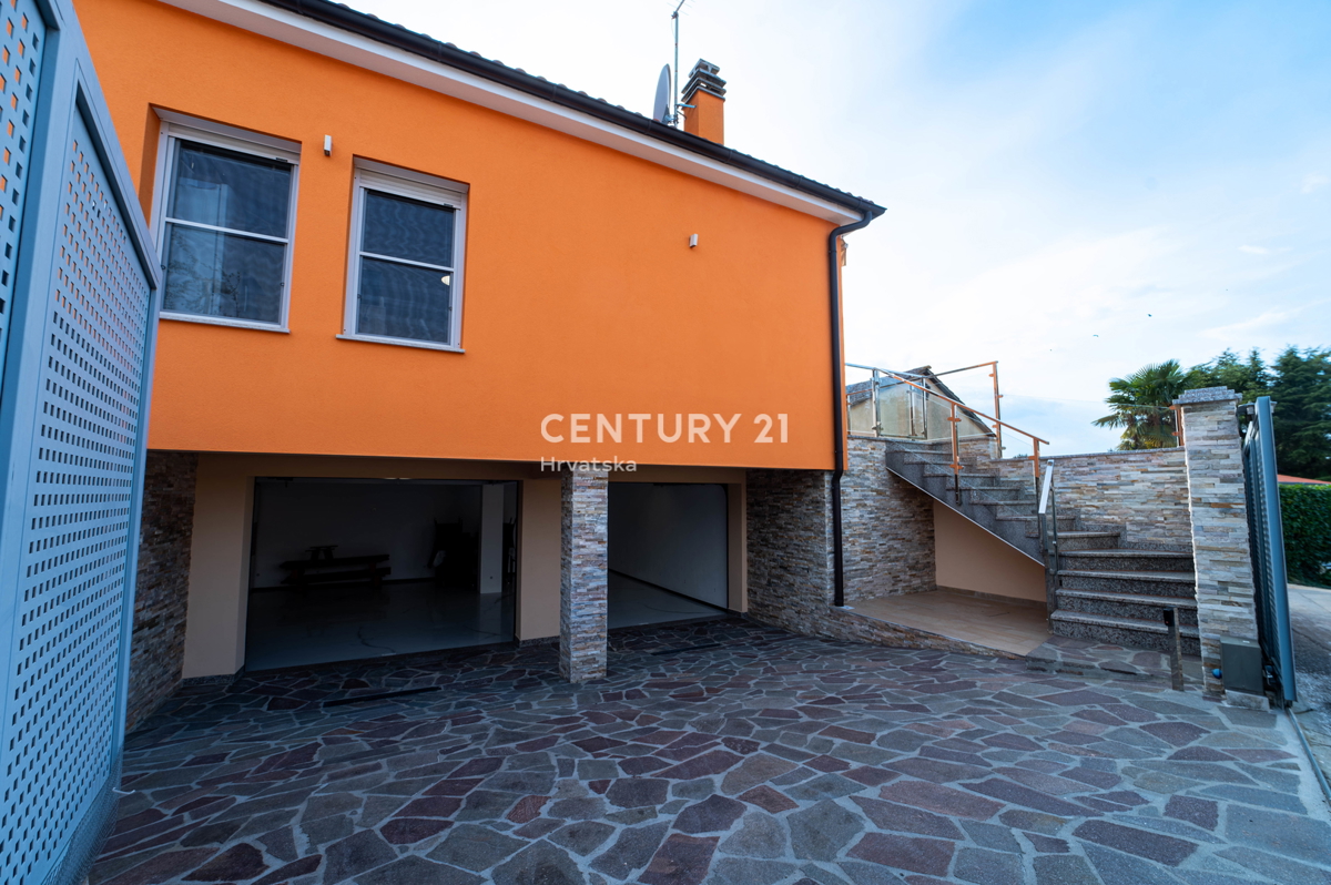 NOVIGRAD, VILLA CON PISCINA, A 50 METRI DAL MARE E CON SPLENDIDA VISTA MARE