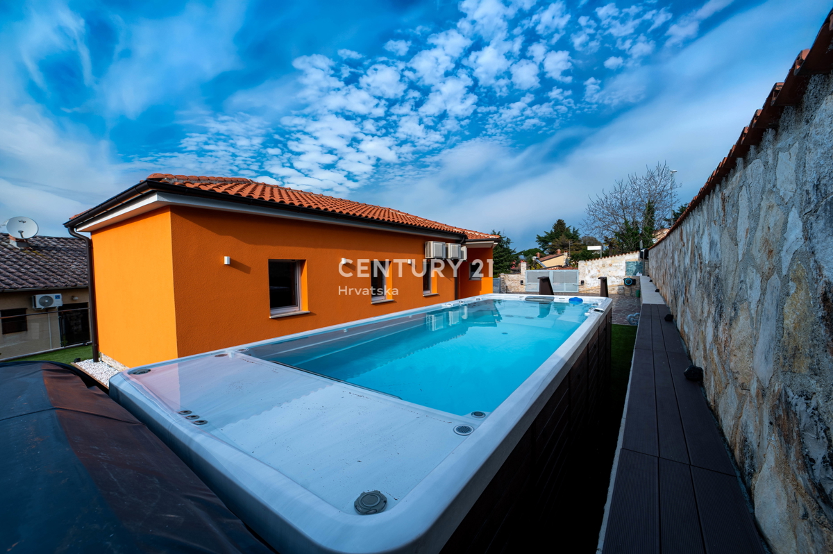 NOVIGRAD, VILLA CON PISCINA, A 50 METRI DAL MARE E CON SPLENDIDA VISTA MARE