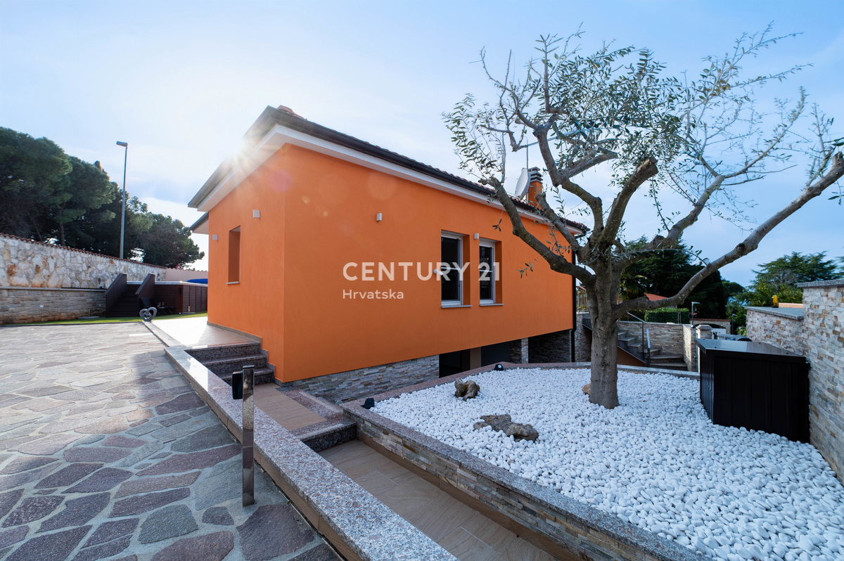 NOVIGRAD, VILLA CON PISCINA, A 50 METRI DAL MARE E CON SPLENDIDA VISTA MARE