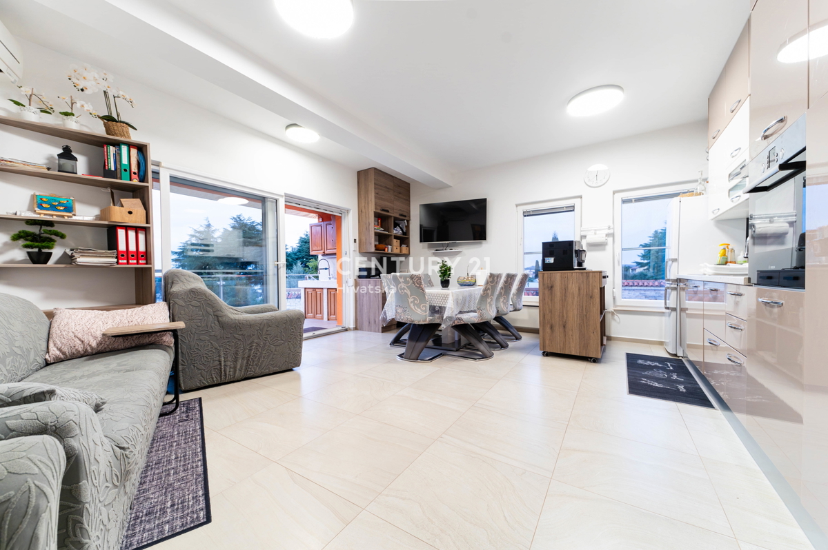 NOVIGRAD, VILLA CON PISCINA, A 50 METRI DAL MARE E CON SPLENDIDA VISTA MARE