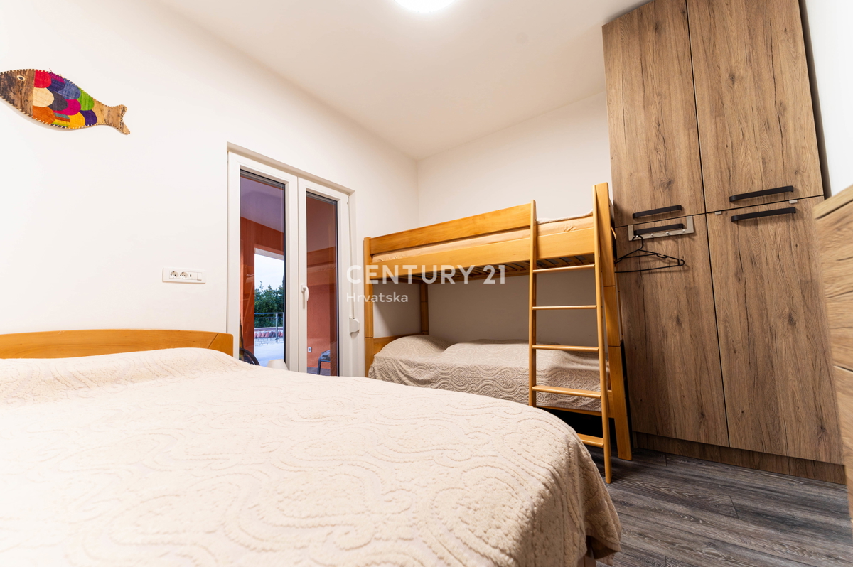 NOVIGRAD, VILLA CON PISCINA, A 50 METRI DAL MARE E CON SPLENDIDA VISTA MARE