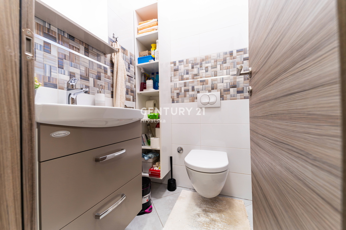 NOVIGRAD, VILLA CON PISCINA, A 50 METRI DAL MARE E CON SPLENDIDA VISTA MARE