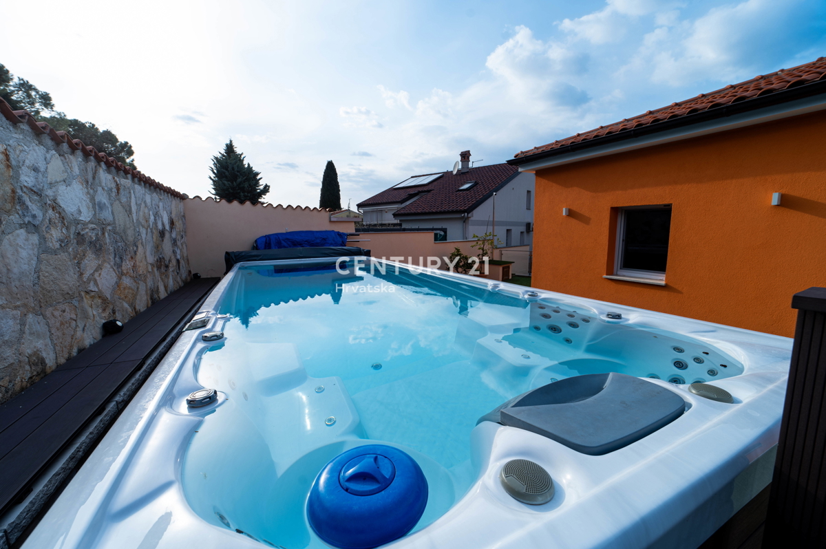 NOVIGRAD, VILLA CON PISCINA, A 50 METRI DAL MARE E CON SPLENDIDA VISTA MARE