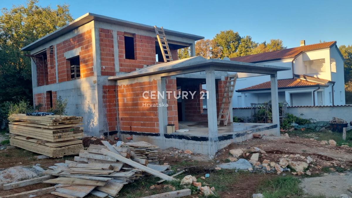 POREČ, 7 KM, CASA CON PISCINA IN COSTRUZIONE