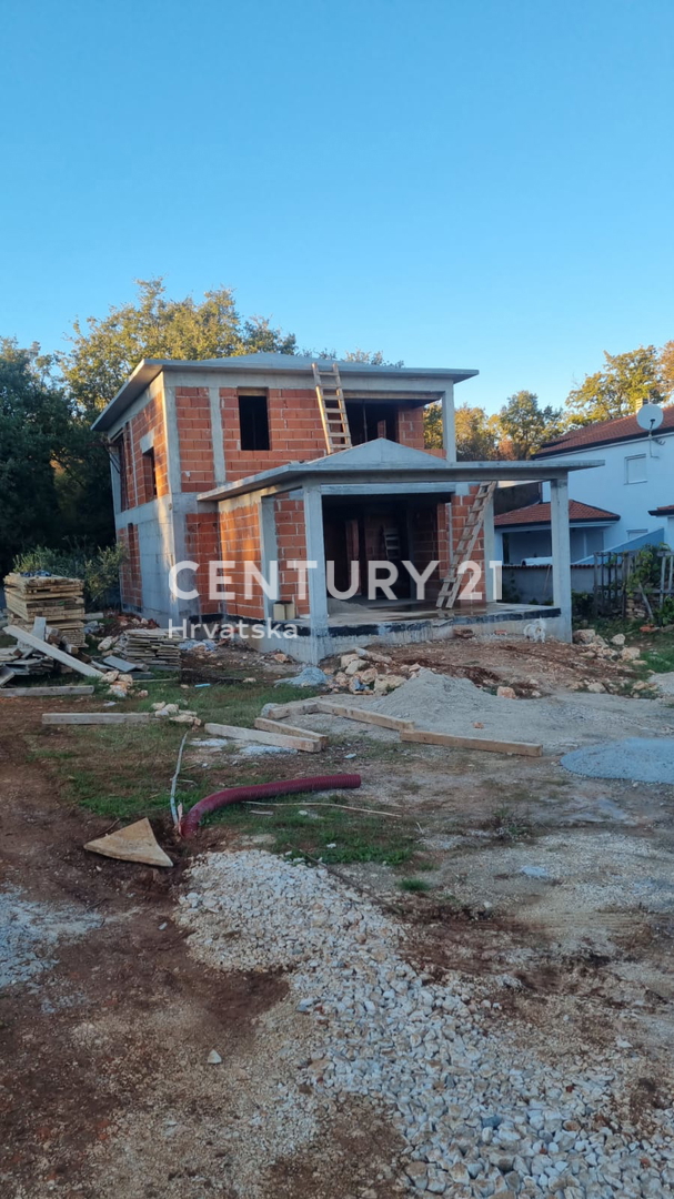POREČ, 7 KM, CASA CON PISCINA IN COSTRUZIONE