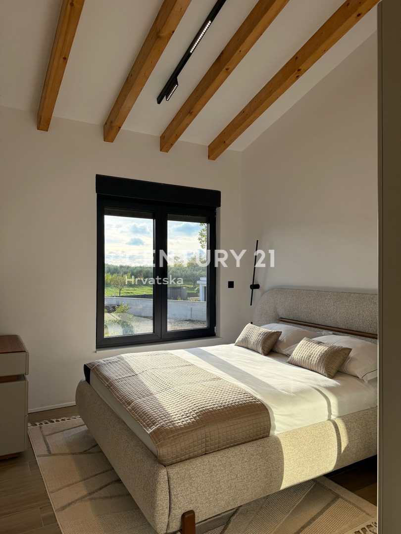 POREČ, 7 KM, NUOVA COSTRUZIONE CON TRE CAMERE DA LETTO E PISCINA