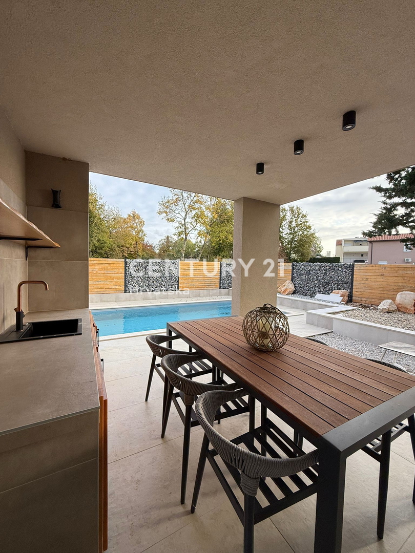 POREČ, 7 KM, NUOVA COSTRUZIONE CON TRE CAMERE DA LETTO E PISCINA