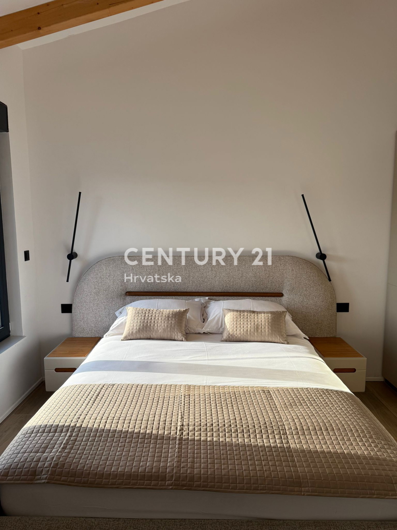 POREČ, 7 KM, NUOVA COSTRUZIONE CON TRE CAMERE DA LETTO E PISCINA