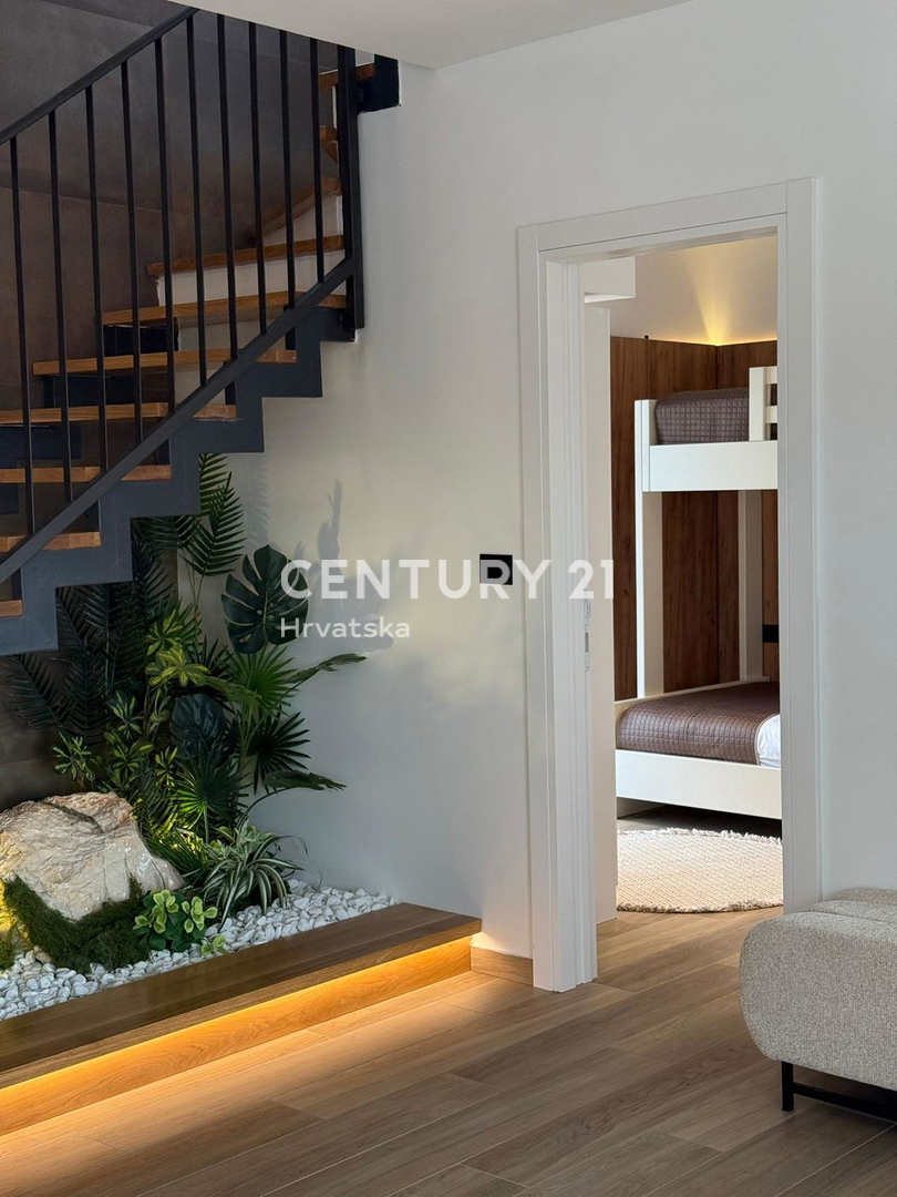 POREČ, 7 KM, NUOVA COSTRUZIONE CON TRE CAMERE DA LETTO E PISCINA