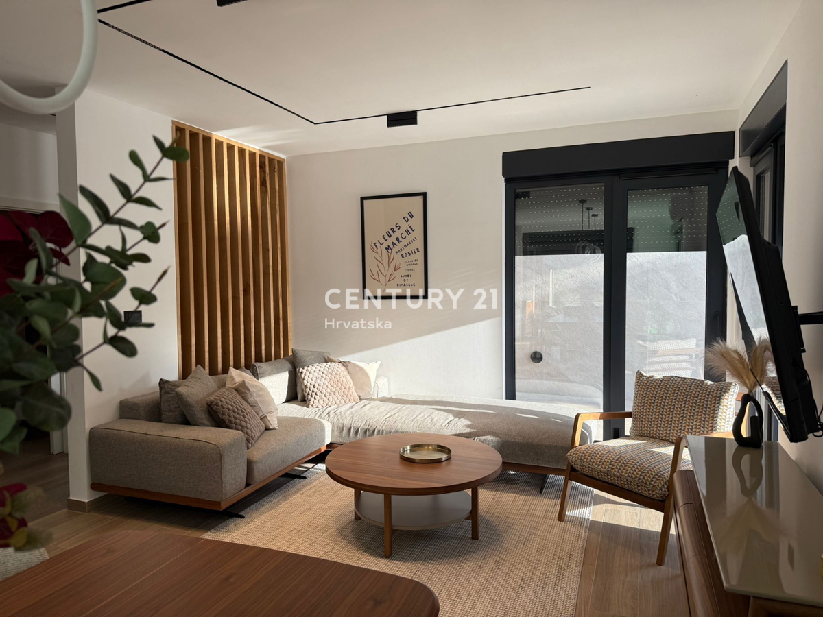 POREČ, 7 KM, NUOVA COSTRUZIONE CON TRE CAMERE DA LETTO E PISCINA