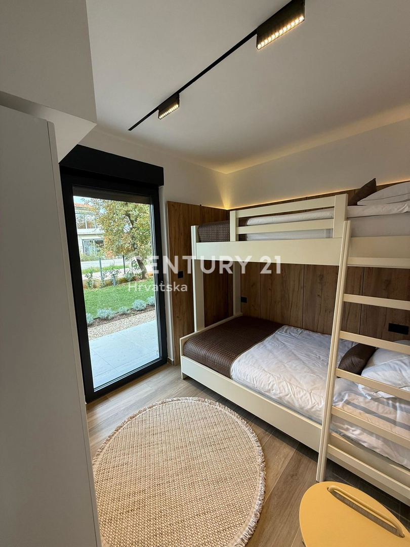 POREČ, 7 KM, NUOVA COSTRUZIONE CON TRE CAMERE DA LETTO E PISCINA