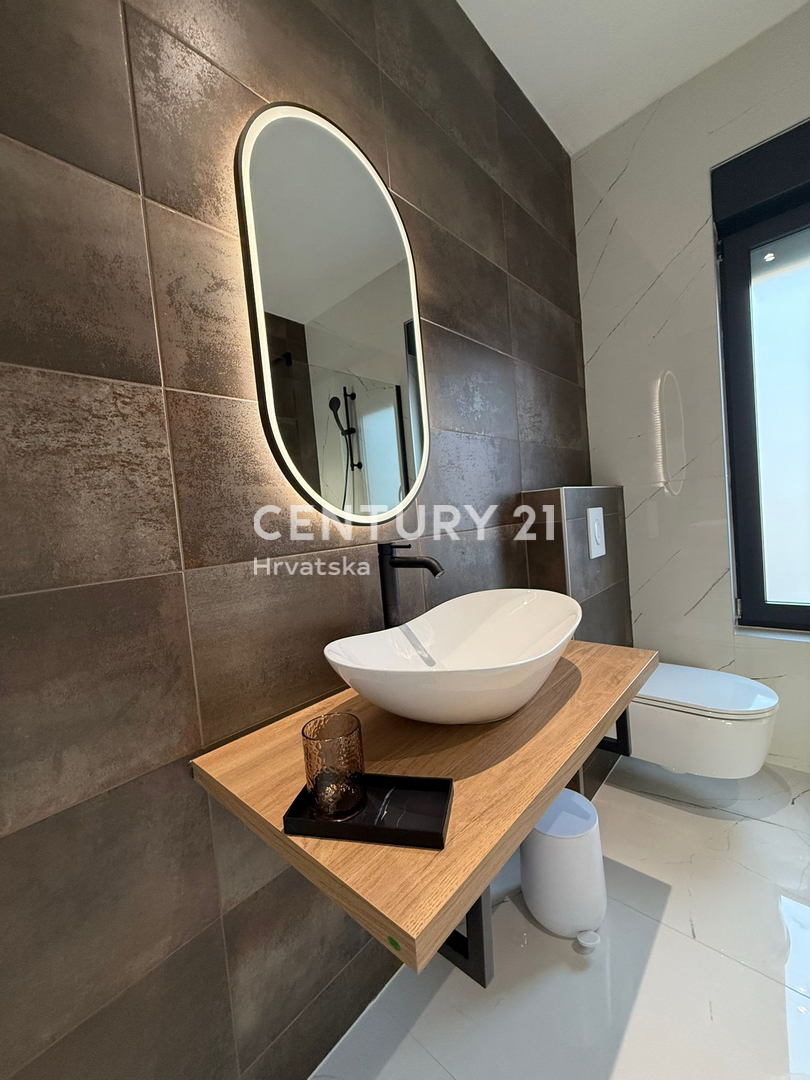 POREČ, 7 KM, NUOVA COSTRUZIONE CON TRE CAMERE DA LETTO E PISCINA