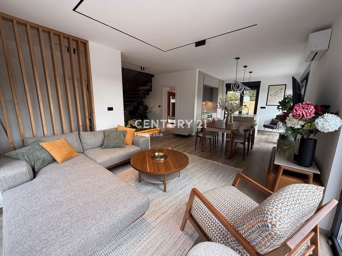 POREČ, 7 KM, NUOVA COSTRUZIONE CON TRE CAMERE DA LETTO E PISCINA