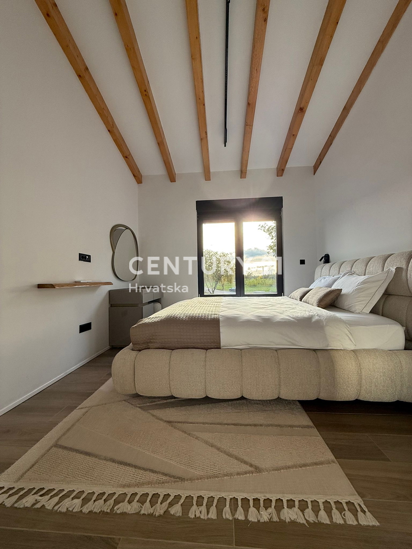 POREČ, 7 KM, NUOVA COSTRUZIONE CON TRE CAMERE DA LETTO E PISCINA