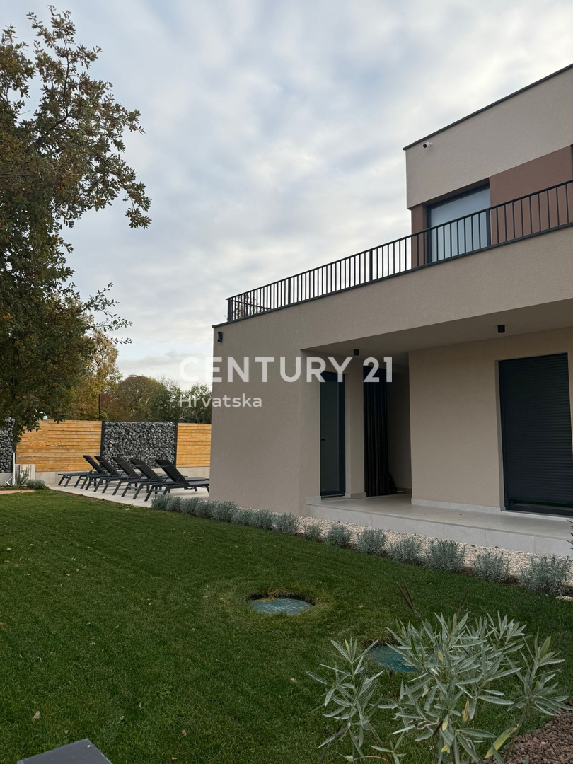 POREČ, 7 KM, NUOVA COSTRUZIONE CON TRE CAMERE DA LETTO E PISCINA