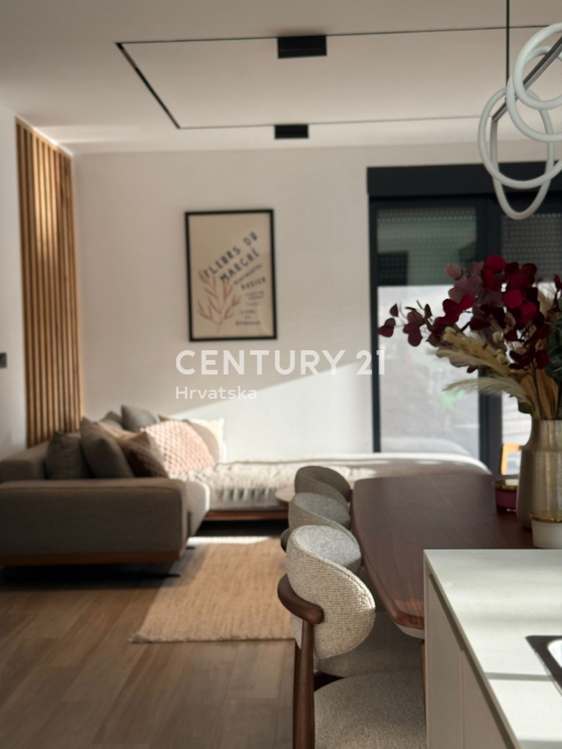 POREČ, 7 KM, NUOVA COSTRUZIONE CON TRE CAMERE DA LETTO E PISCINA